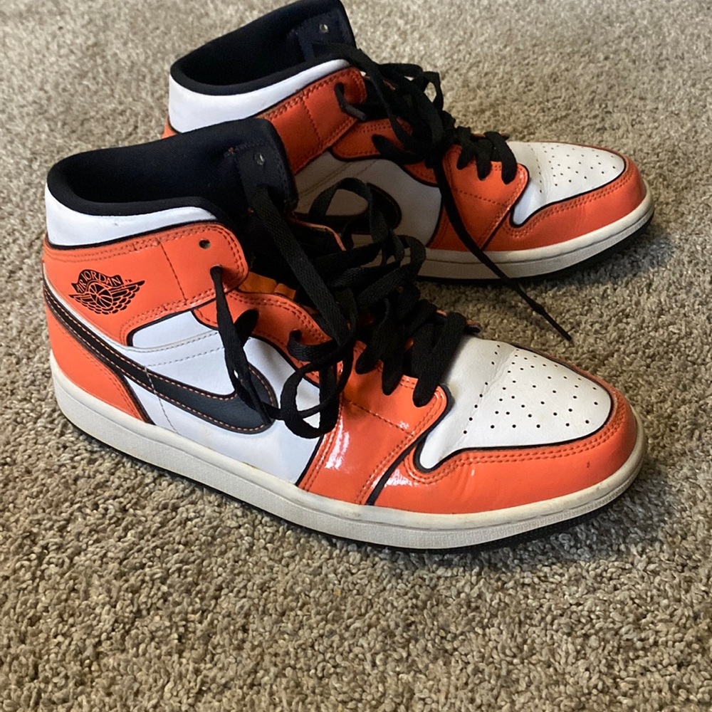 Nike air jordan one mid